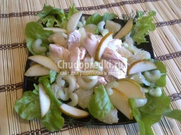 салат из курицы с грушами, луком и сельдереем