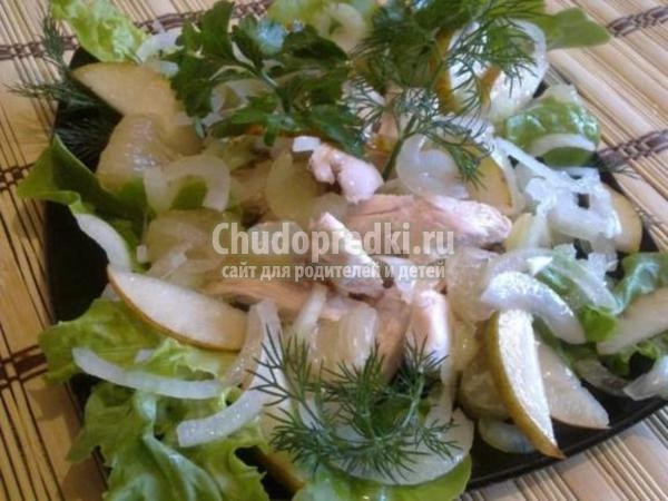 салат из курицы с грушами, луком и сельдереем