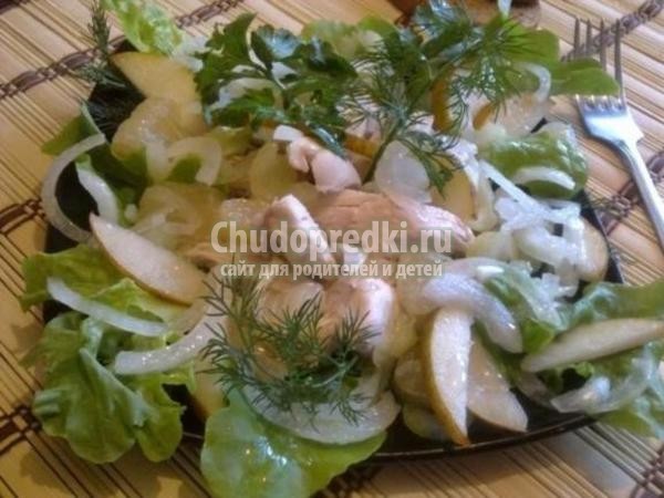 салат из курицы с грушами, луком и сельдереем