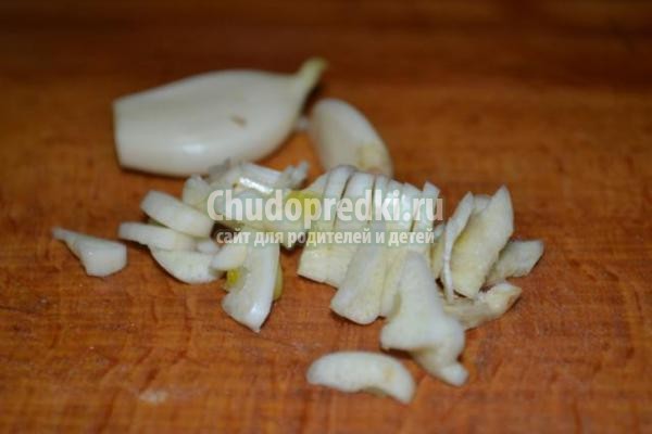 салат с курицей, помидорами и чесночными сухариками