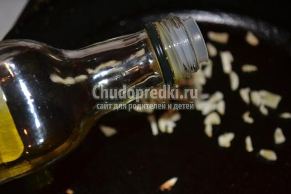 салат с курицей, помидорами и чесночными сухариками