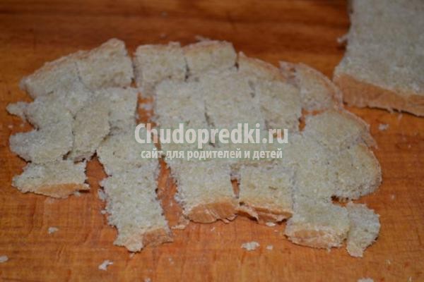 салат с курицей, помидорами и чесночными сухариками