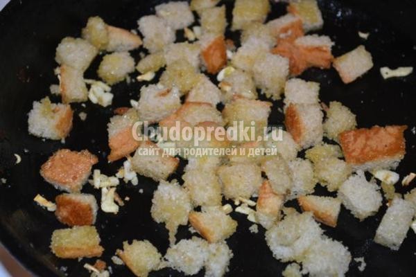 салат с курицей, помидорами и чесночными сухариками