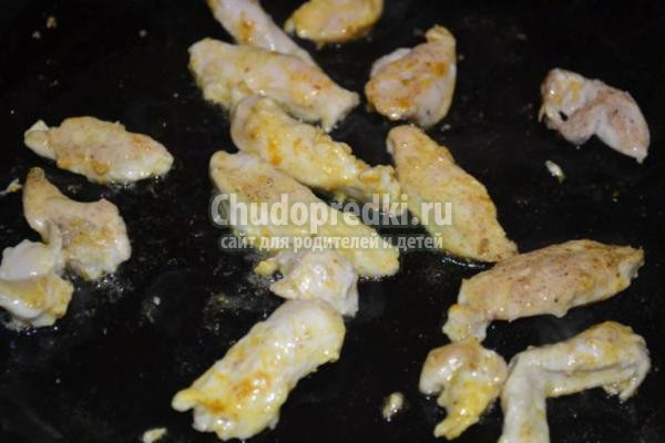салат с курицей, помидорами и чесночными сухариками
