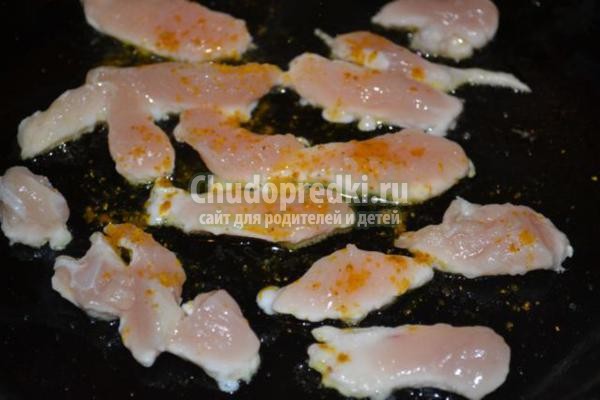 салат с курицей, помидорами и чесночными сухариками