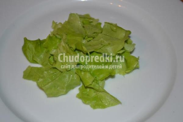 салат с курицей, помидорами и чесночными сухариками