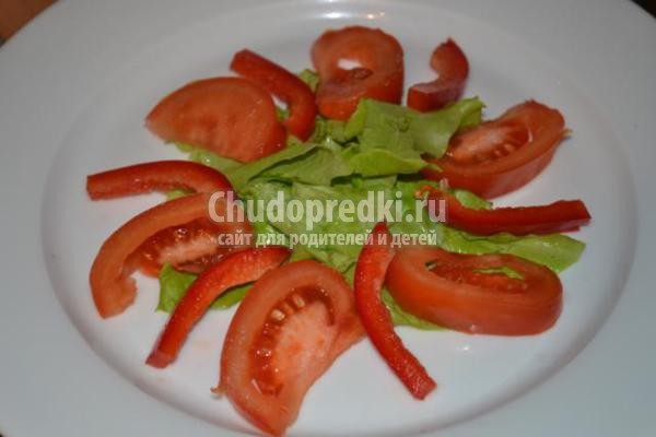 салат с курицей, помидорами и чесночными сухариками