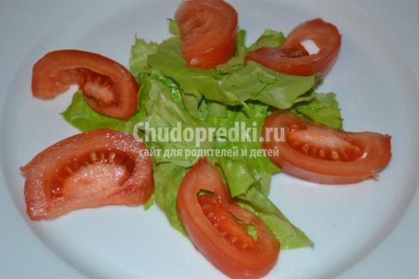 салат с курицей, помидорами и чесночными сухариками