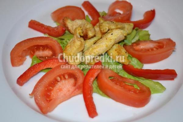 салат с курицей, помидорами и чесночными сухариками
