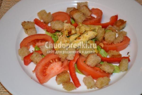 салат с курицей, помидорами и чесночными сухариками