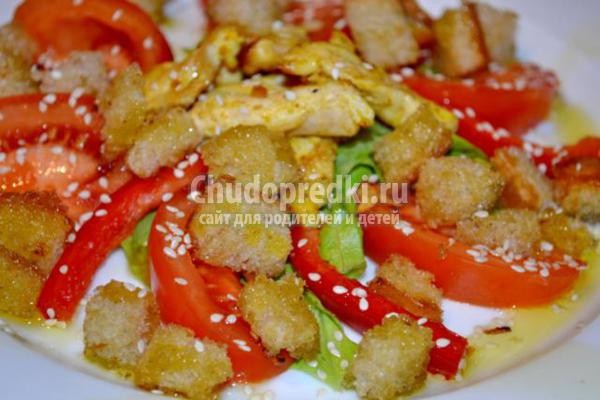салат с курицей, помидорами и чесночными сухариками