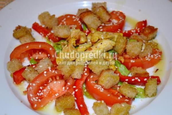 салат с курицей, помидорами и чесночными сухариками