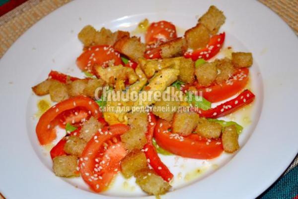 салат с курицей, помидорами и чесночными сухариками