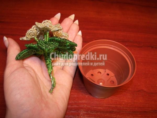 цветы из бисера. Нежные фиалки