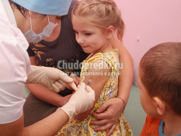 нужно ли делать ребенку прививки