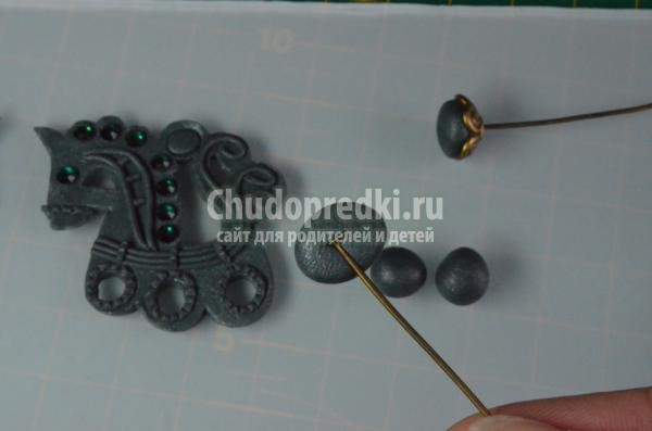 серёжки из полимерной глины. Лошадки