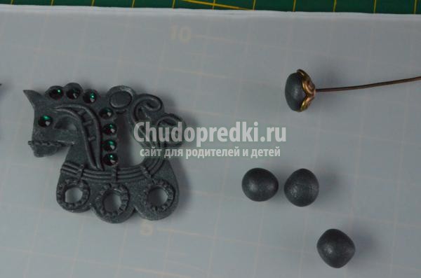 серёжки из полимерной глины. Лошадки
