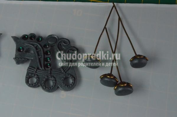 серёжки из полимерной глины. Лошадки