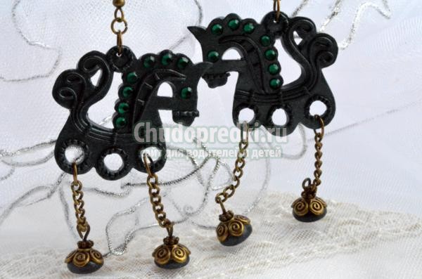 серёжки из полимерной глины. Лошадки