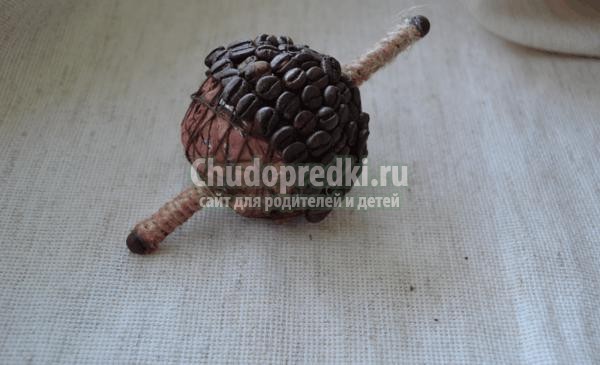 топиарий из кофейных зерен. Глобус