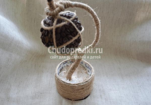 топиарий из кофейных зерен. Глобус