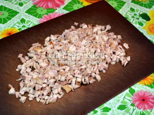 салат с сыром, черносливом и грецкими орехами