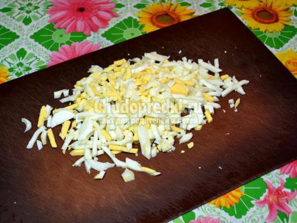 салат с сыром, черносливом и грецкими орехами