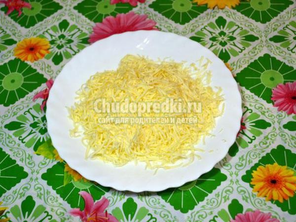 салат с сыром, черносливом и грецкими орехами