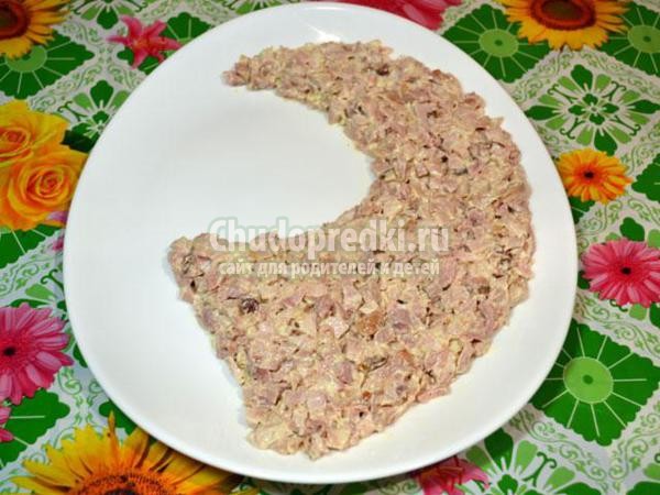 салат с сыром, черносливом и грецкими орехами