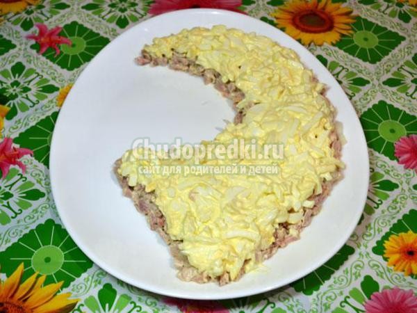 слоеный салат с сыром, черносливом и грецкими орехами