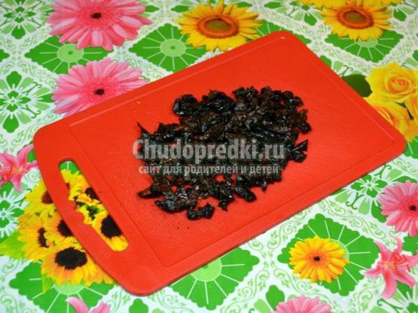 салат с сыром, черносливом и грецкими орехами