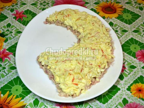 слоеный салат с сыром, черносливом и грецкими орехами