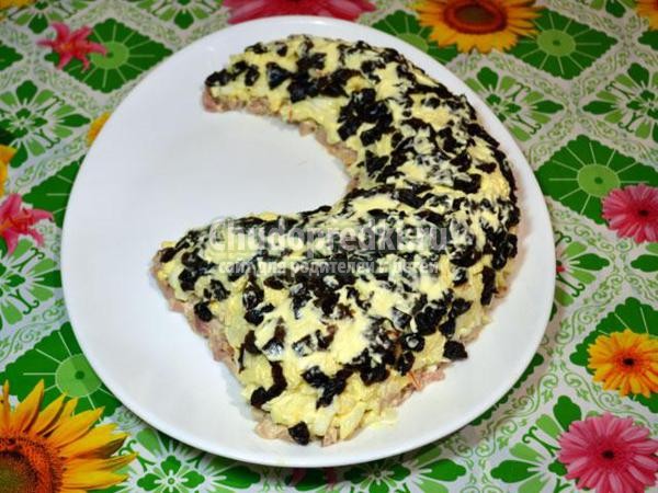 слоеный салат с сыром, черносливом и грецкими орехами