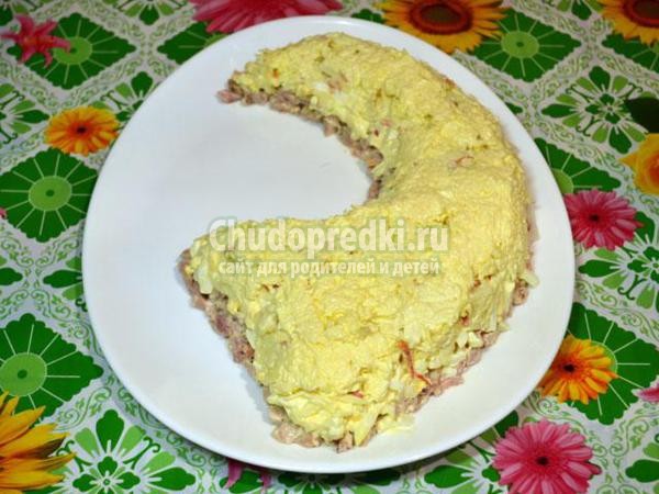 слоеный салат с сыром, черносливом и грецкими орехами