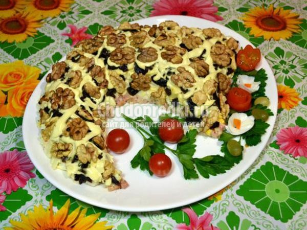 слоеный салат с сыром, черносливом и грецкими орехами