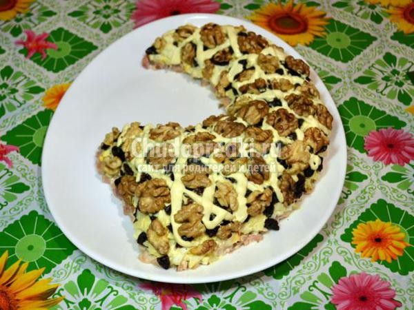 слоеный салат с сыром, черносливом и грецкими орехами