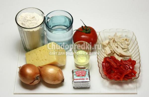 пицца с курицей, сыром и овощами