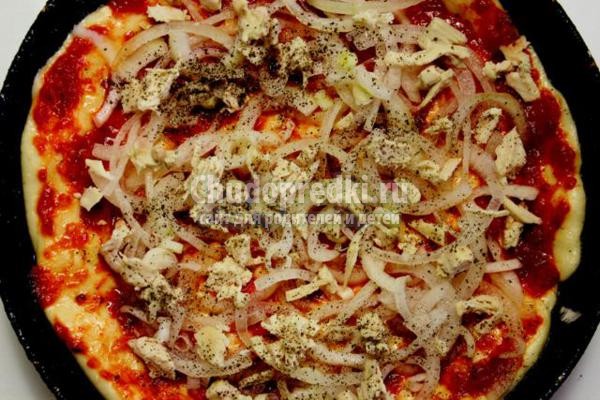пицца с курицей, сыром и овощами