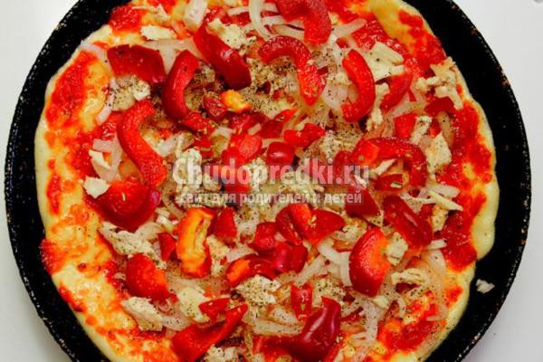 пицца с курицей, сыром и овощами