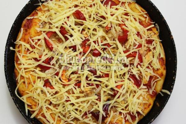 пицца с курицей, сыром и овощами