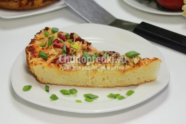 пицца с курицей, сыром и овощами