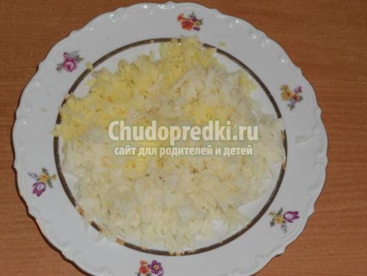 слоеный салат с курицей. Божья коровка