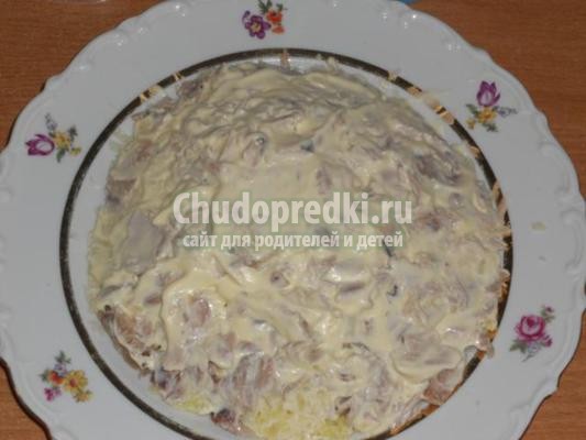 слоеный салат с курицей. Божья коровка