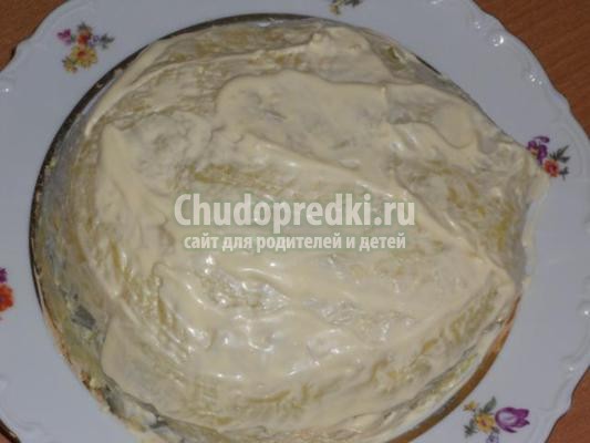 слоеный салат с курицей. Божья коровка