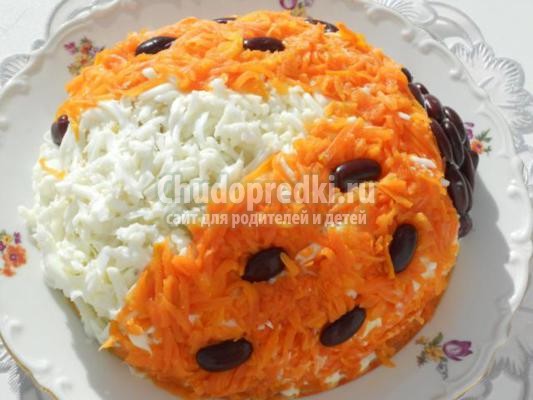 слоеный салат с курицей. Божья коровка