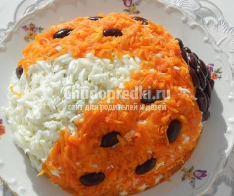 слоеный салат с курицей. Божья коровка