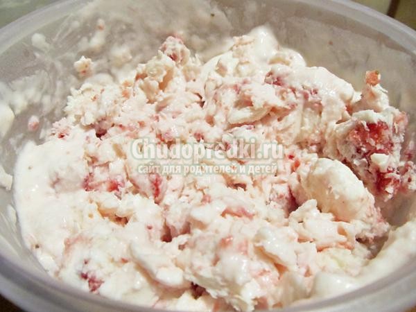 клубничное мороженое в чаше из шоколада клубничное мороженое в чаше из шоколада