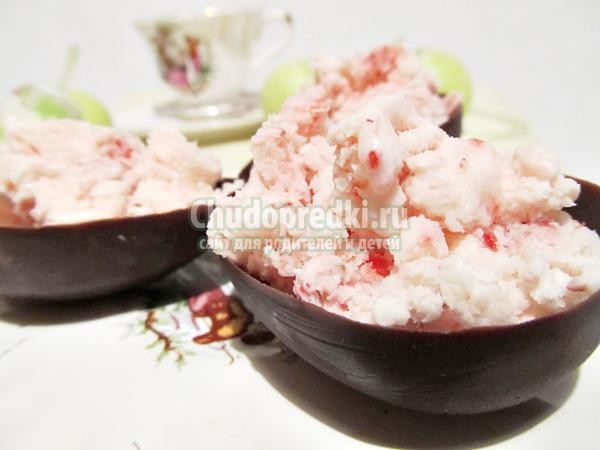 клубничное мороженое в чаше из шоколада клубничное мороженое в чаше из шоколада
