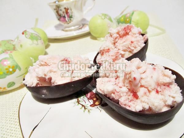 клубничное мороженое в чаше из шоколада клубничное мороженое в чаше из шоколада