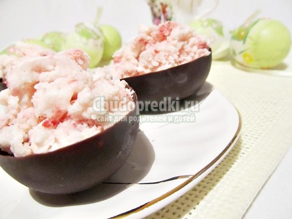 клубничное мороженое в чаше из шоколада клубничное мороженое в чаше из шоколада